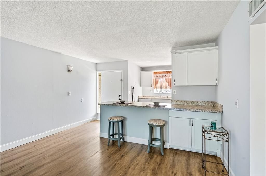 На продажу: $160,000 (2 спален, 2 ванн, 1272 Квадратных фут)