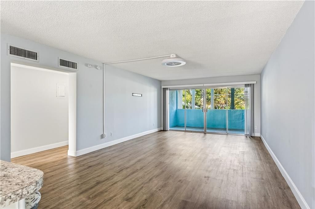 На продажу: $160,000 (2 спален, 2 ванн, 1272 Квадратных фут)