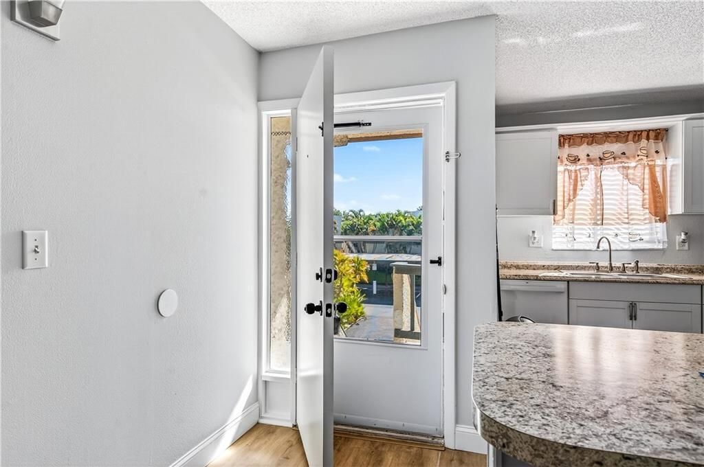 На продажу: $160,000 (2 спален, 2 ванн, 1272 Квадратных фут)