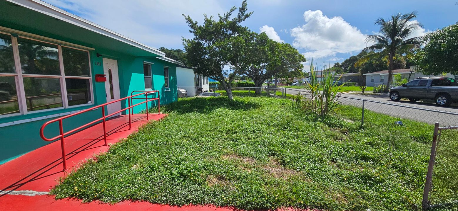 合同活跃: $240,000 (3 贝兹, 1 浴室, 864 平方英尺)