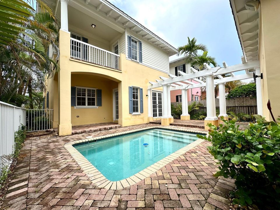 Под контрактом: $4,750 (4 спален, 3 ванн, 2592 Квадратных фут)