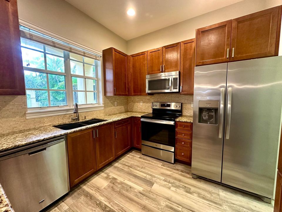 Под контрактом: $4,750 (4 спален, 3 ванн, 2592 Квадратных фут)