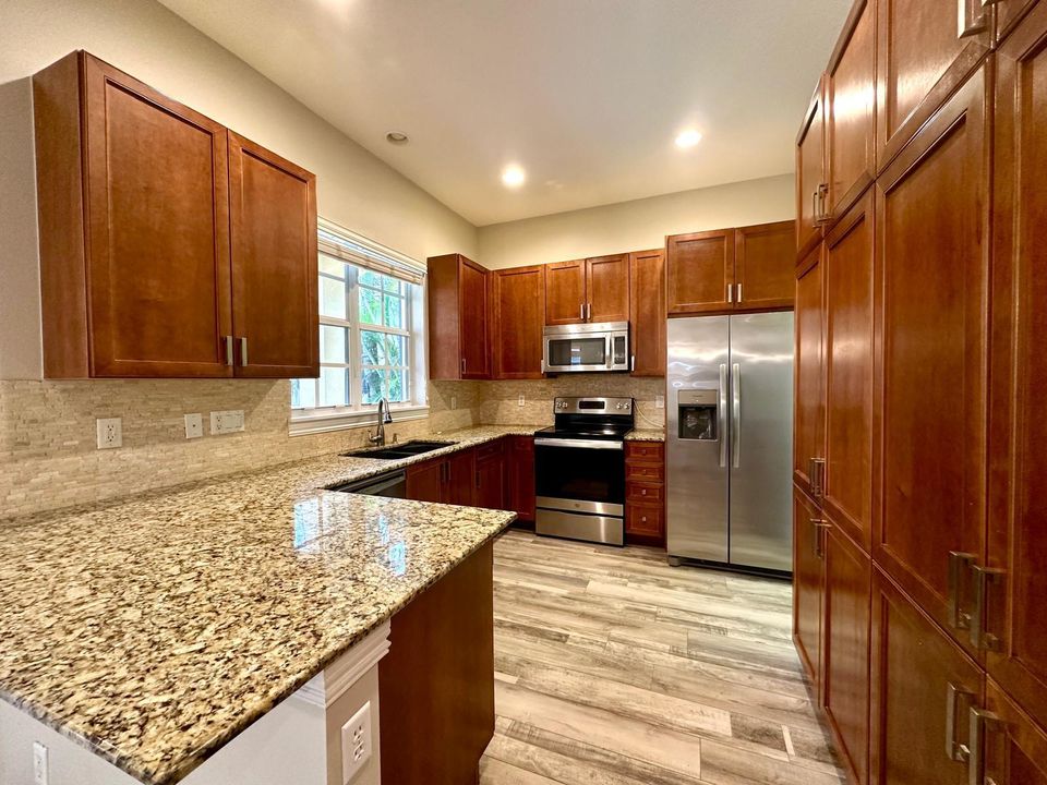 Под контрактом: $4,750 (4 спален, 3 ванн, 2592 Квадратных фут)