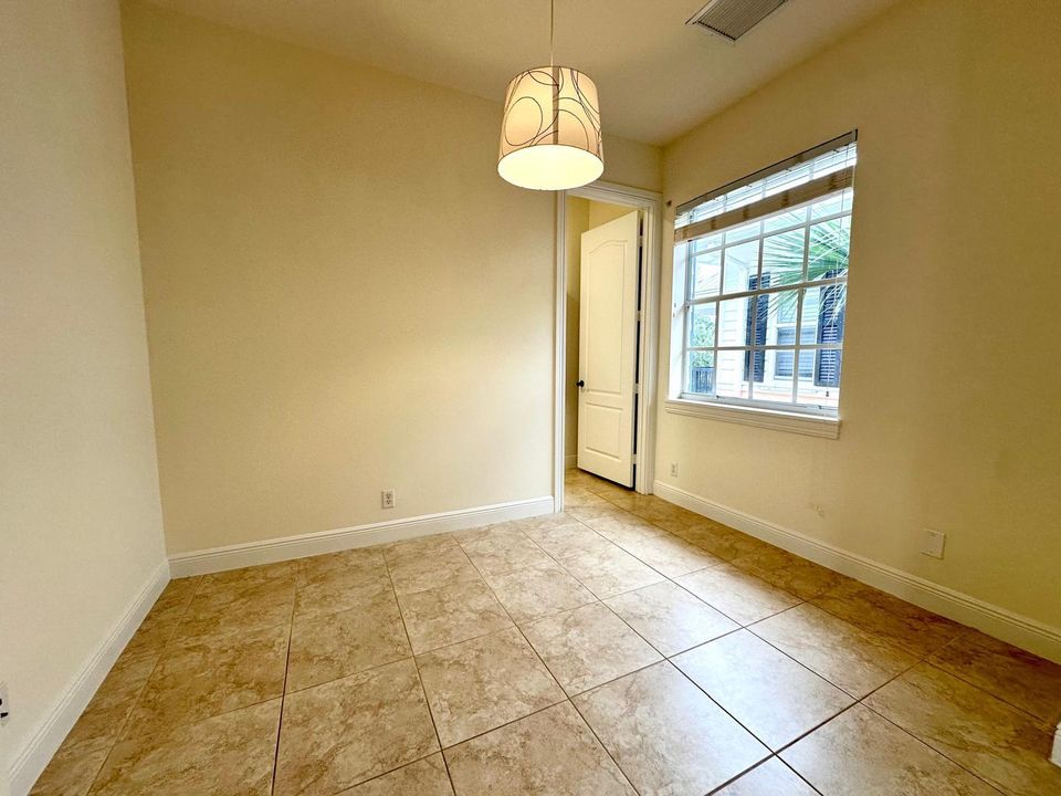 Под контрактом: $4,750 (4 спален, 3 ванн, 2592 Квадратных фут)