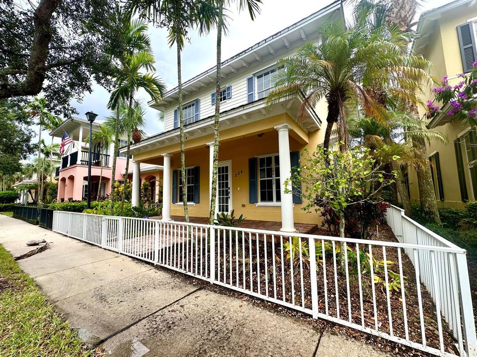 Под контрактом: $4,750 (4 спален, 3 ванн, 2592 Квадратных фут)