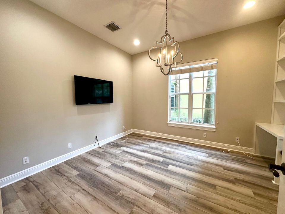 Под контрактом: $4,750 (4 спален, 3 ванн, 2592 Квадратных фут)