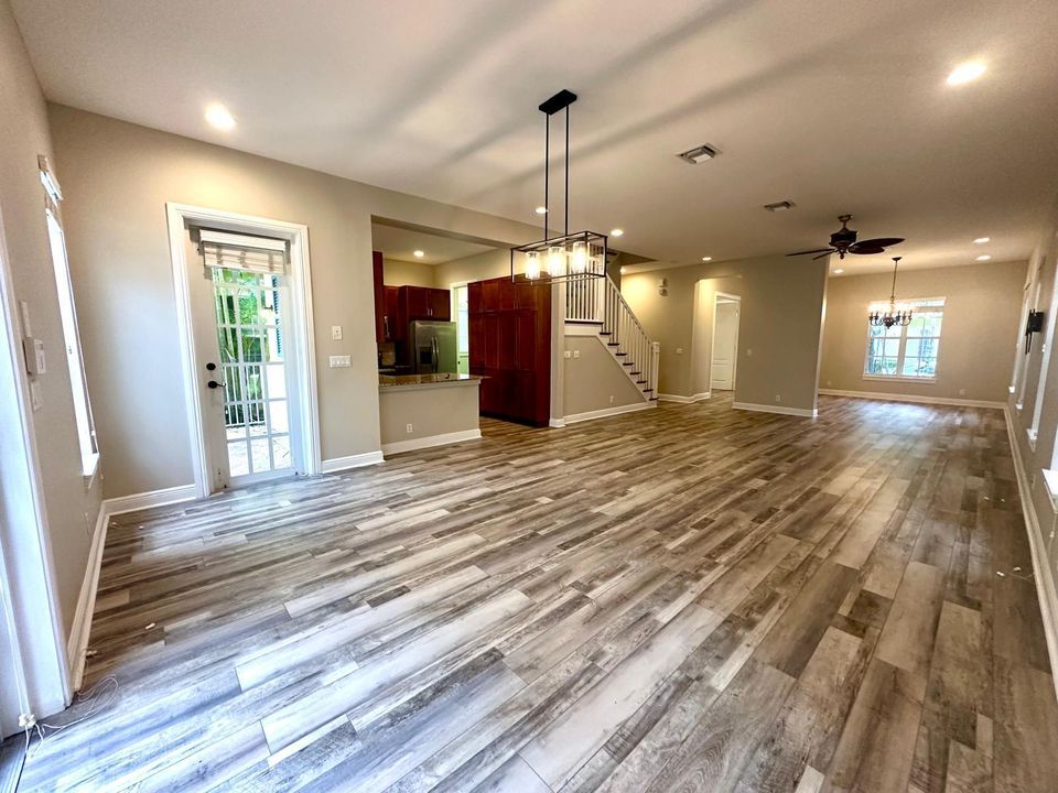 Под контрактом: $4,750 (4 спален, 3 ванн, 2592 Квадратных фут)