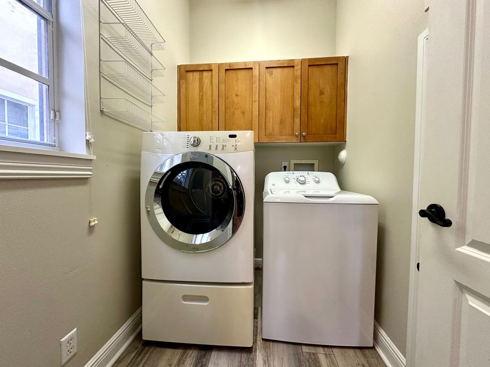 Под контрактом: $4,750 (4 спален, 3 ванн, 2592 Квадратных фут)