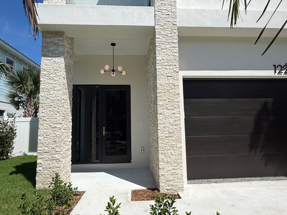 Под контрактом: $1,699,000 (4 спален, 3 ванн, 2316 Квадратных фут)