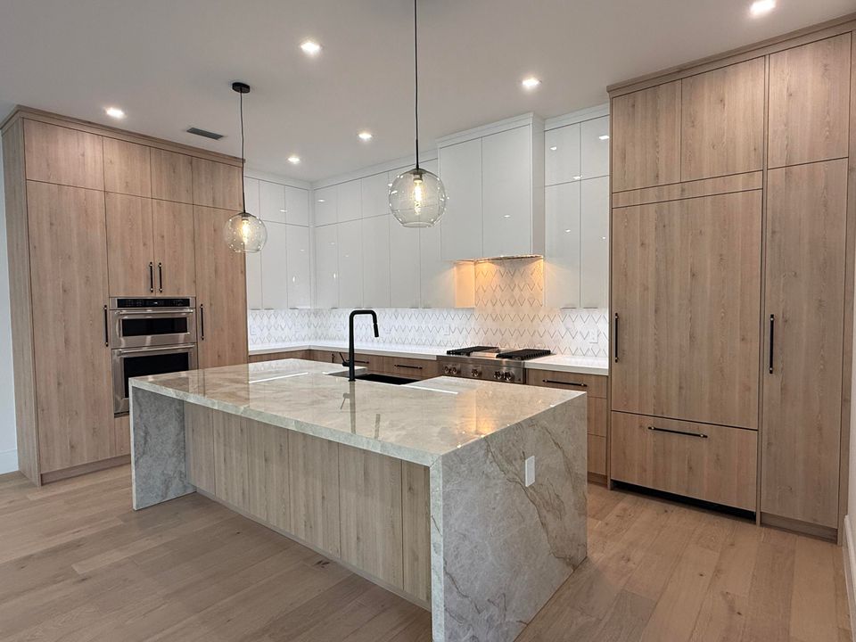 Под контрактом: $1,699,000 (4 спален, 3 ванн, 2316 Квадратных фут)