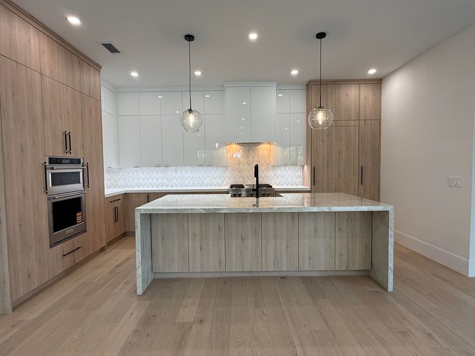 Под контрактом: $1,699,000 (4 спален, 3 ванн, 2316 Квадратных фут)