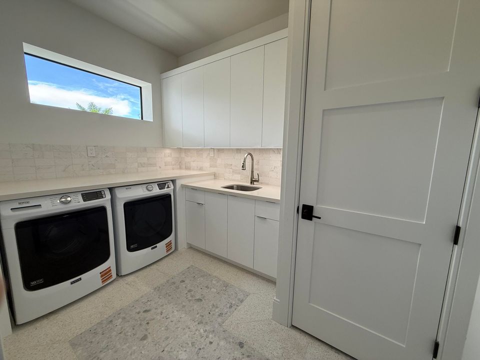 Под контрактом: $1,699,000 (4 спален, 3 ванн, 2316 Квадратных фут)