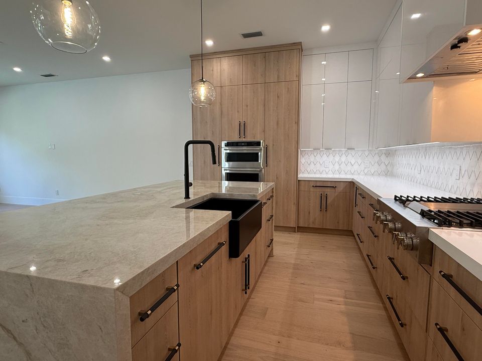 Под контрактом: $1,699,000 (4 спален, 3 ванн, 2316 Квадратных фут)