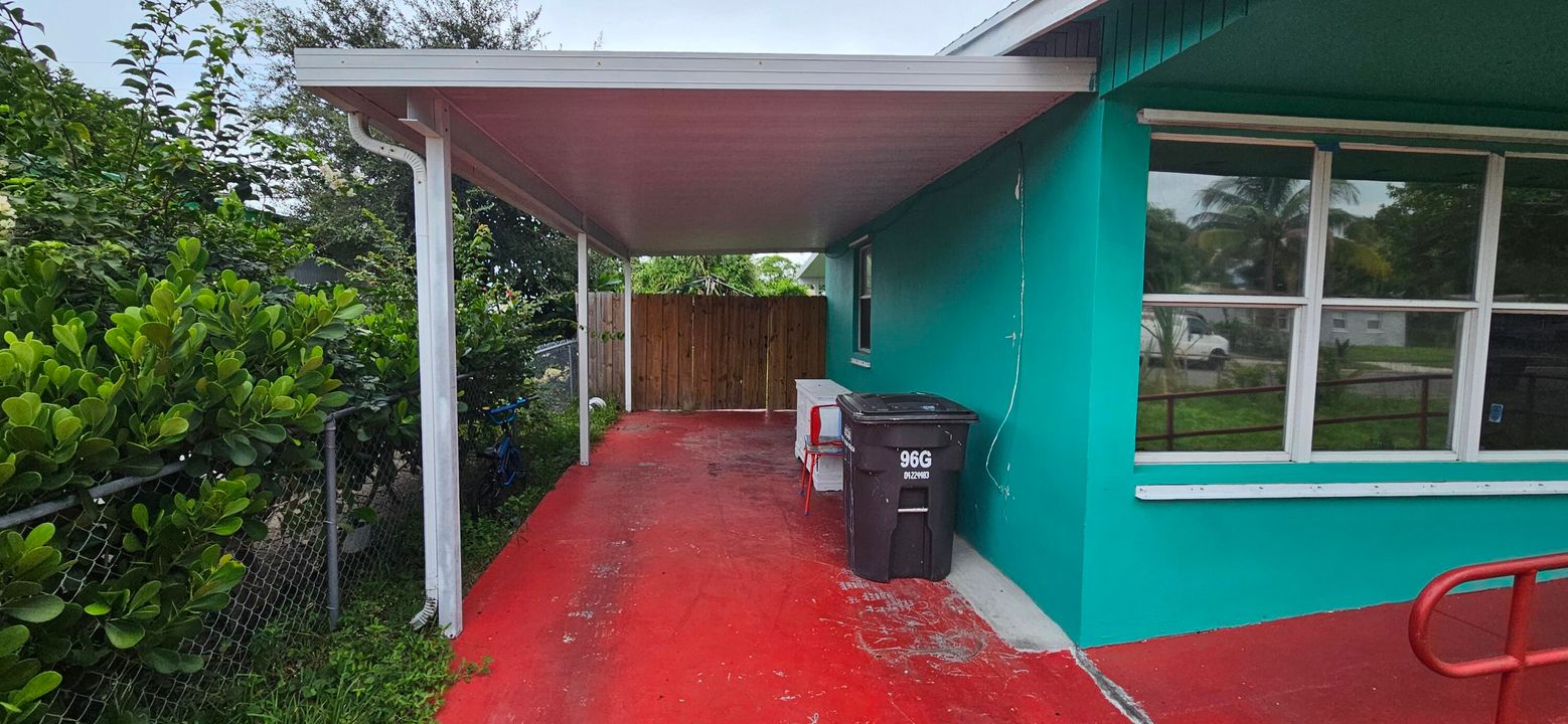 合同活跃: $240,000 (3 贝兹, 1 浴室, 864 平方英尺)