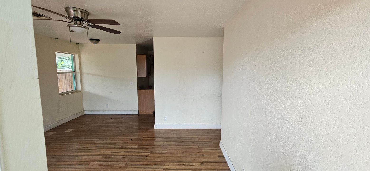 合同活跃: $240,000 (3 贝兹, 1 浴室, 864 平方英尺)