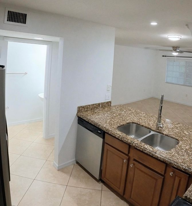 出租: $3,450 (2 贝兹, 2 浴室, 1200 平方英尺)