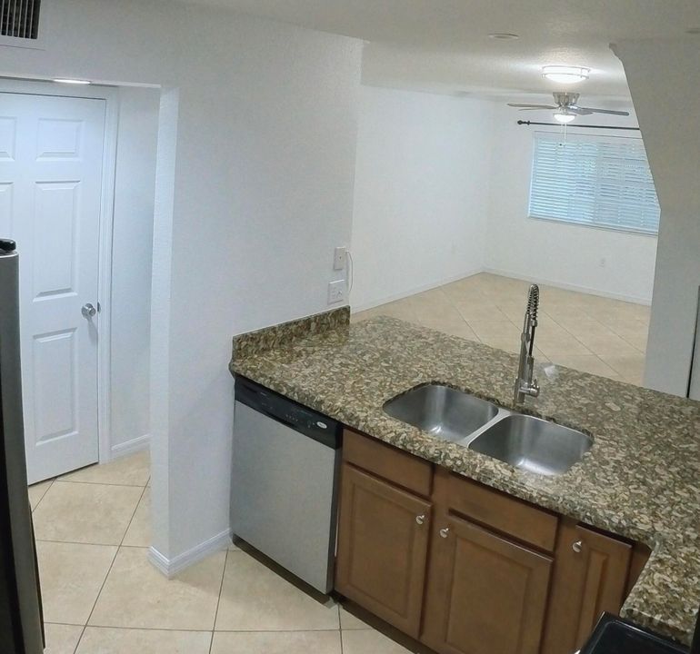 出租: $3,450 (2 贝兹, 2 浴室, 1200 平方英尺)