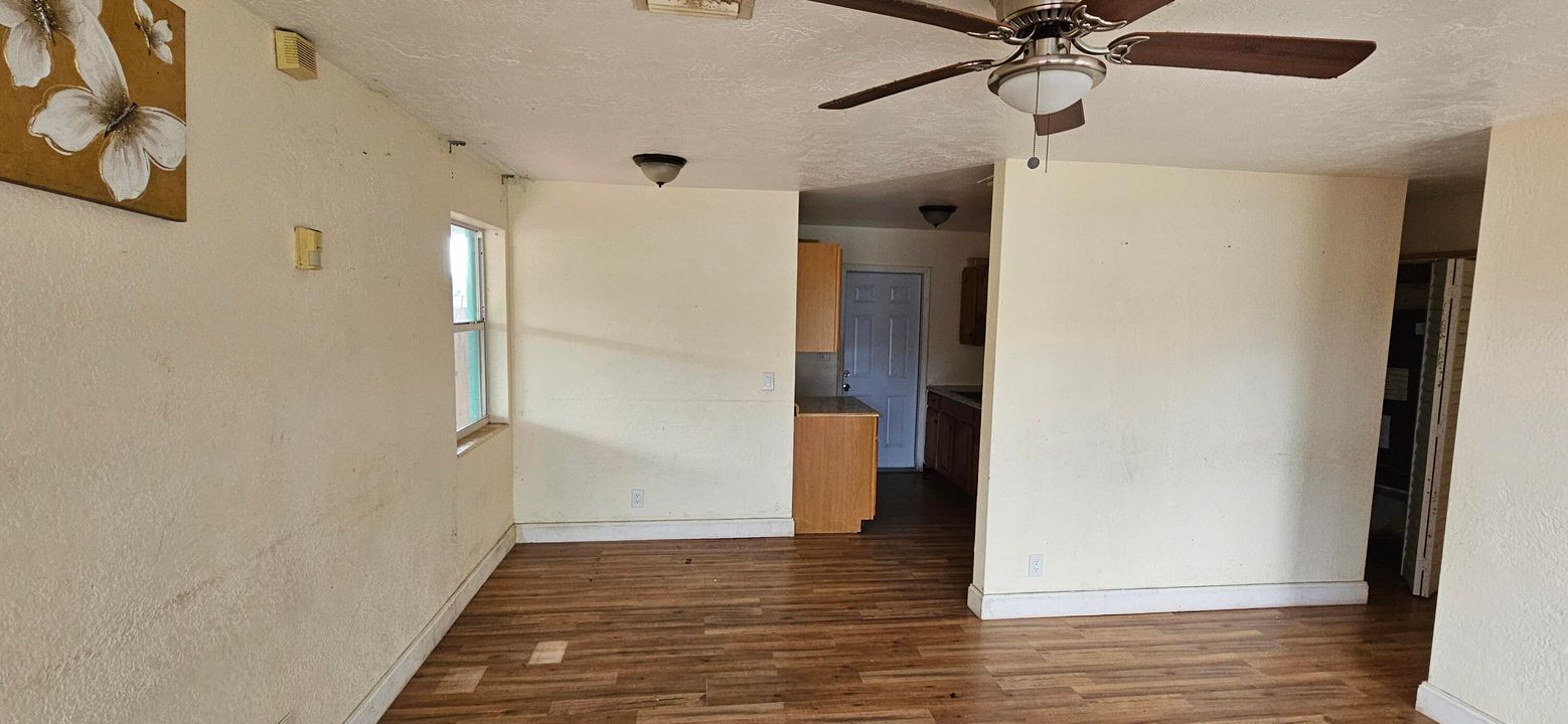 合同活跃: $240,000 (3 贝兹, 1 浴室, 864 平方英尺)