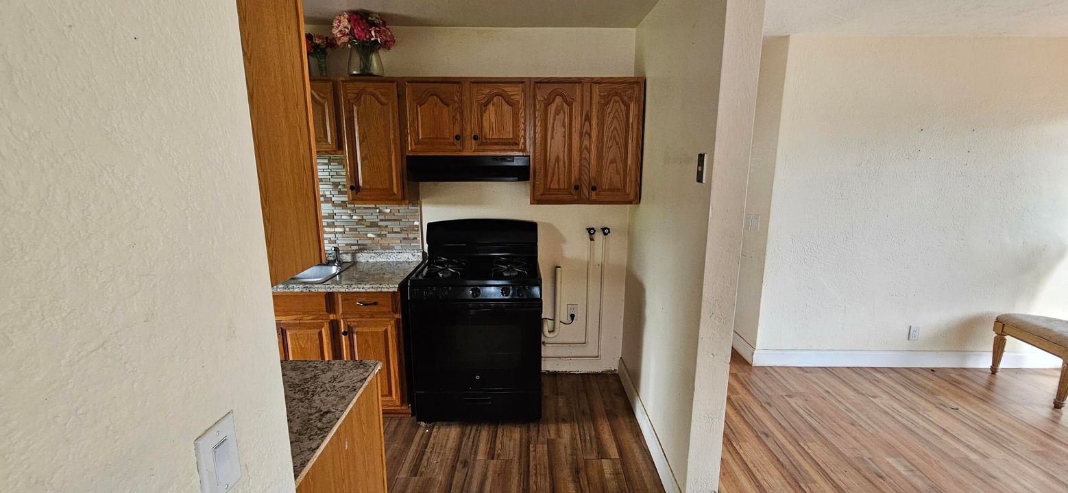 合同活跃: $240,000 (3 贝兹, 1 浴室, 864 平方英尺)