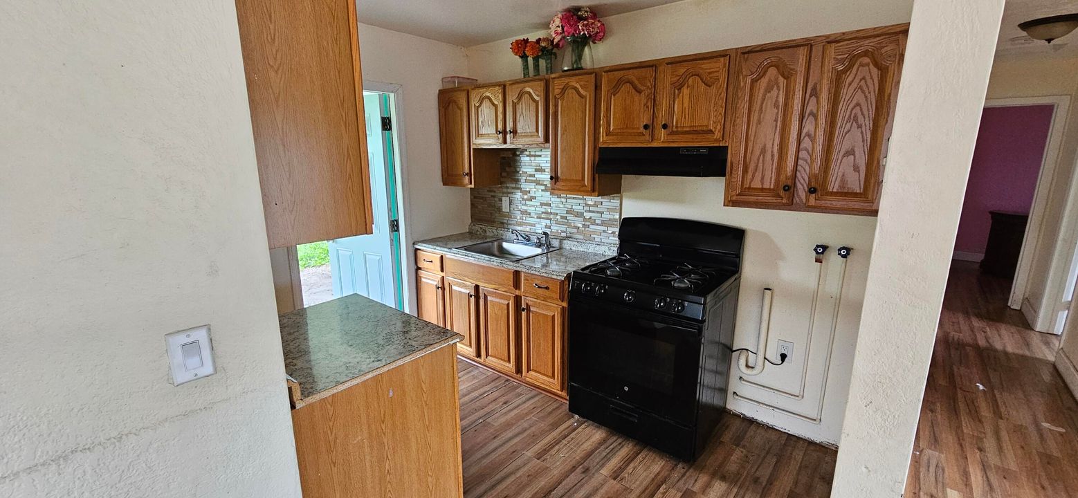 合同活跃: $240,000 (3 贝兹, 1 浴室, 864 平方英尺)