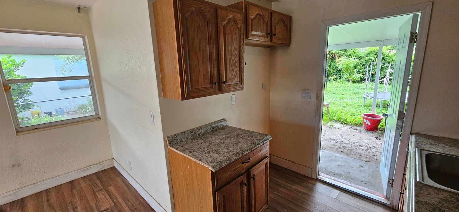 合同活跃: $240,000 (3 贝兹, 1 浴室, 864 平方英尺)