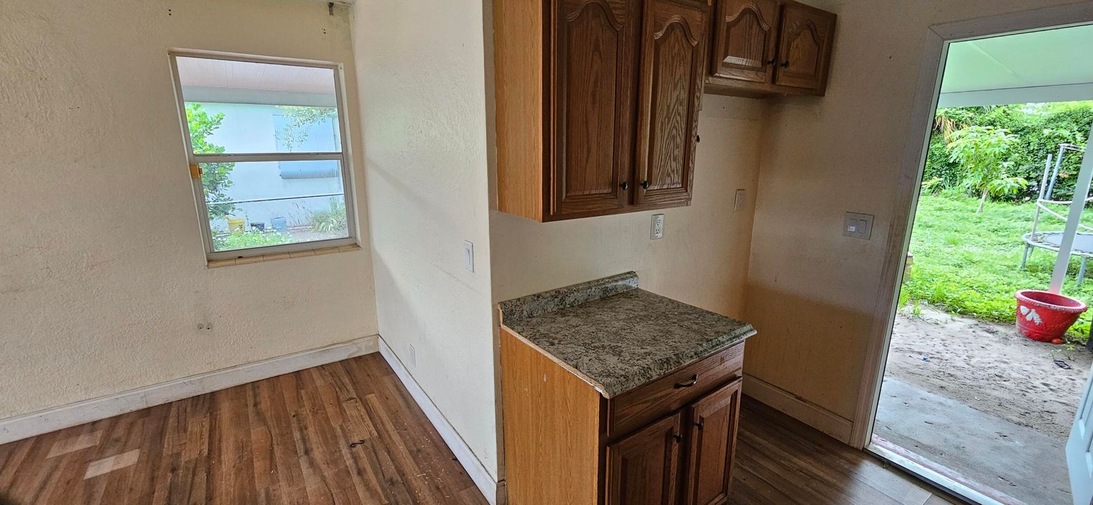 合同活跃: $240,000 (3 贝兹, 1 浴室, 864 平方英尺)