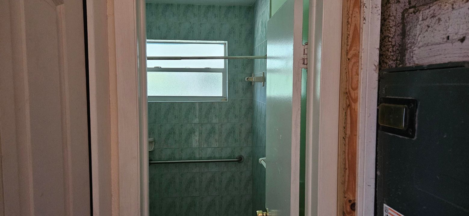 合同活跃: $240,000 (3 贝兹, 1 浴室, 864 平方英尺)