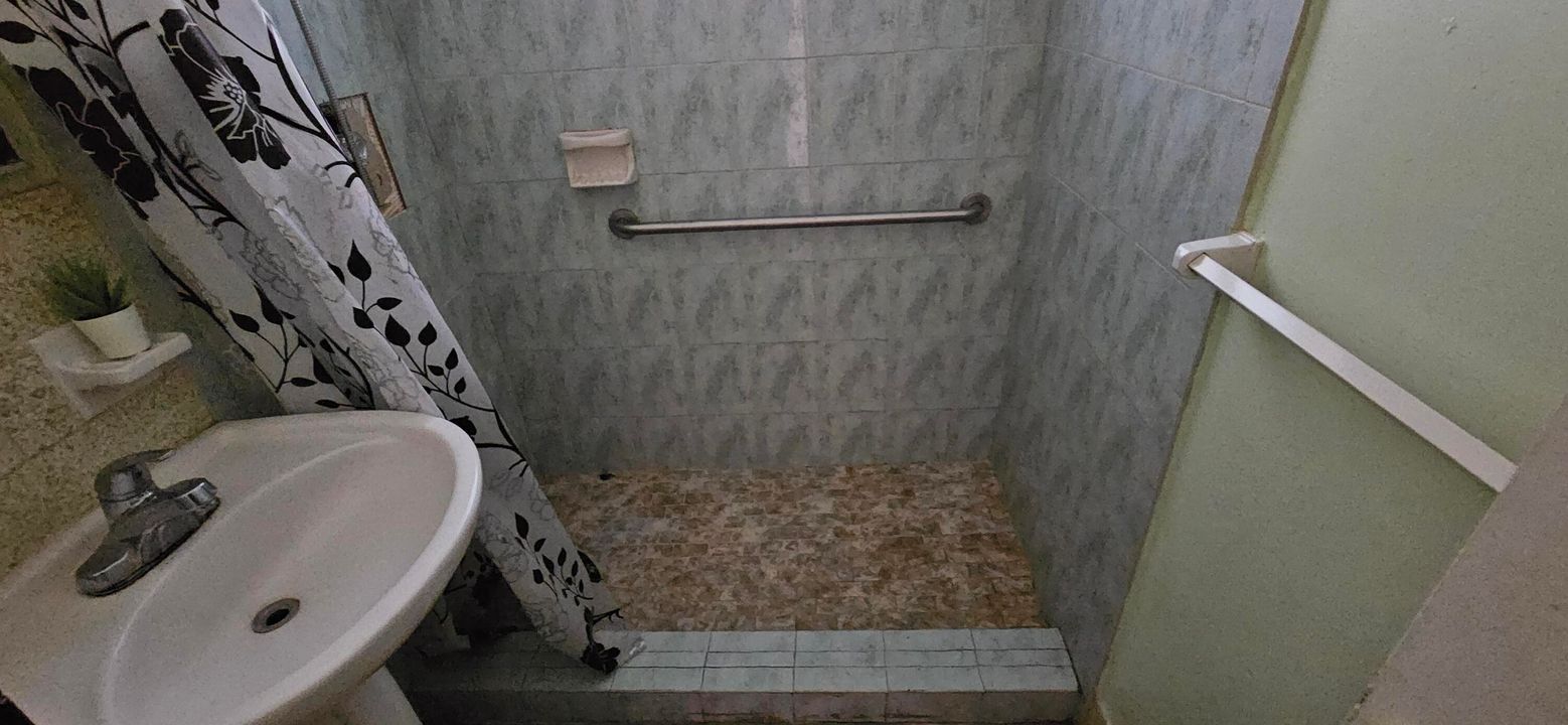 合同活跃: $240,000 (3 贝兹, 1 浴室, 864 平方英尺)