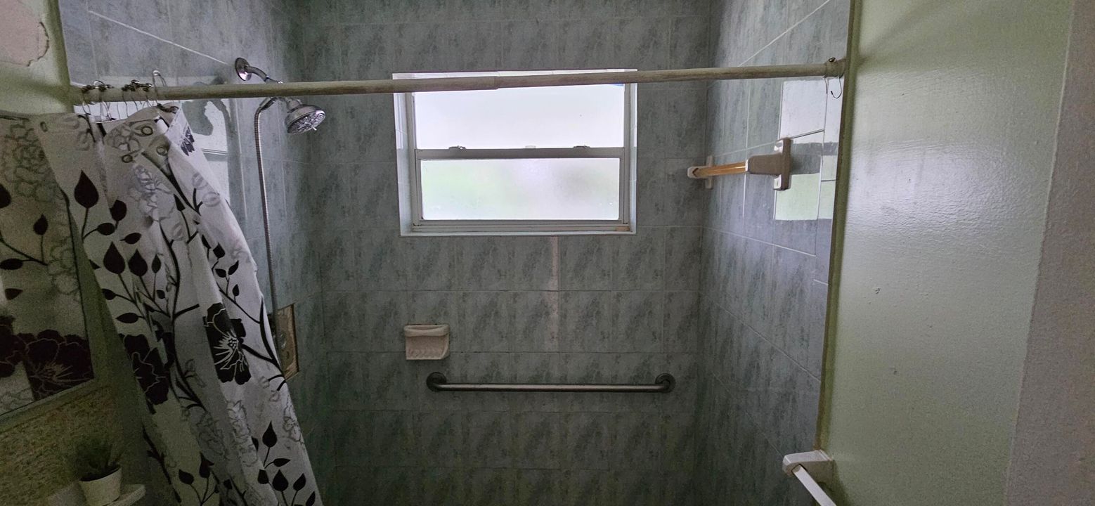 合同活跃: $240,000 (3 贝兹, 1 浴室, 864 平方英尺)