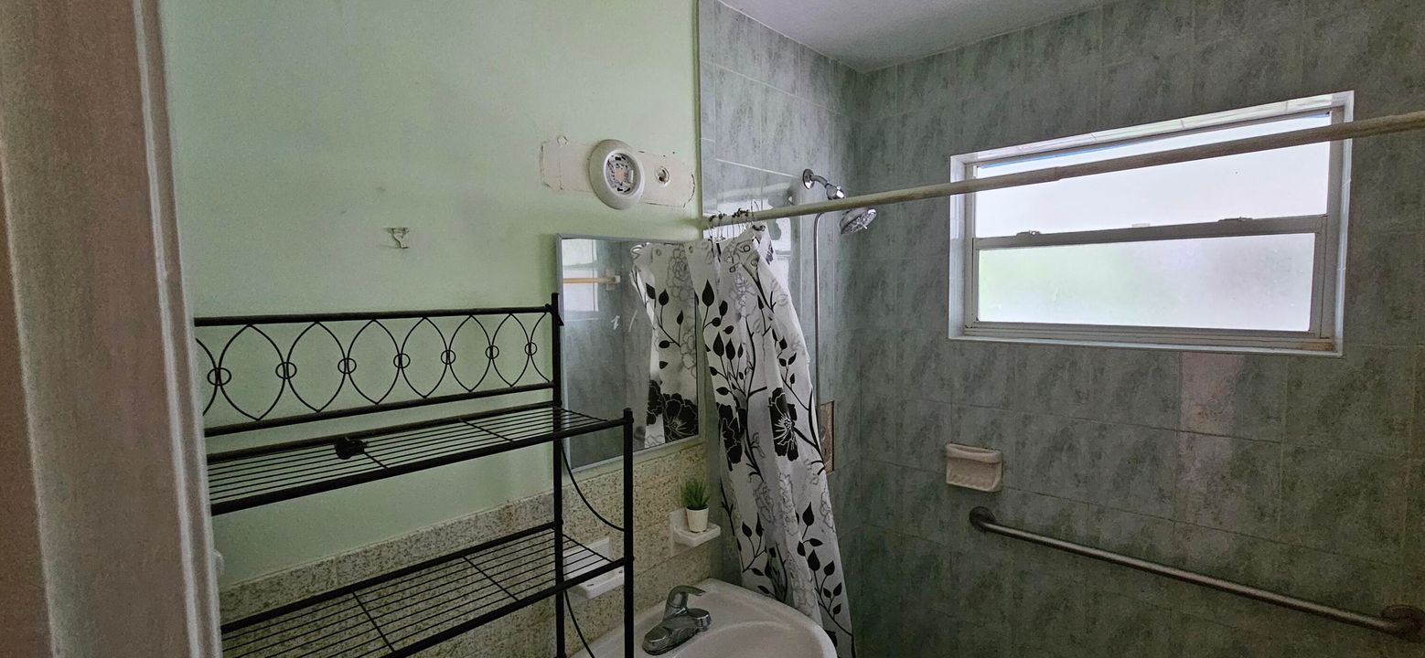 合同活跃: $240,000 (3 贝兹, 1 浴室, 864 平方英尺)