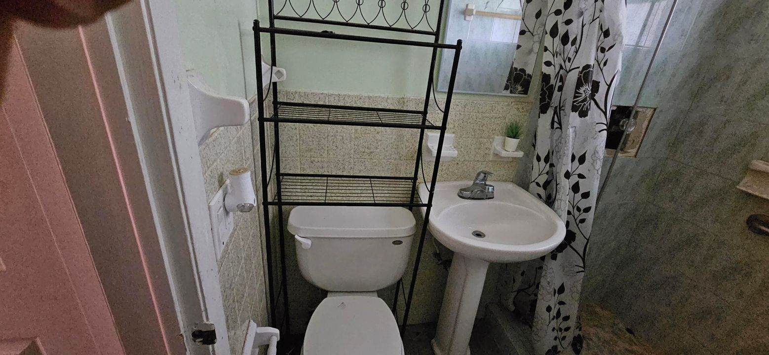 合同活跃: $240,000 (3 贝兹, 1 浴室, 864 平方英尺)