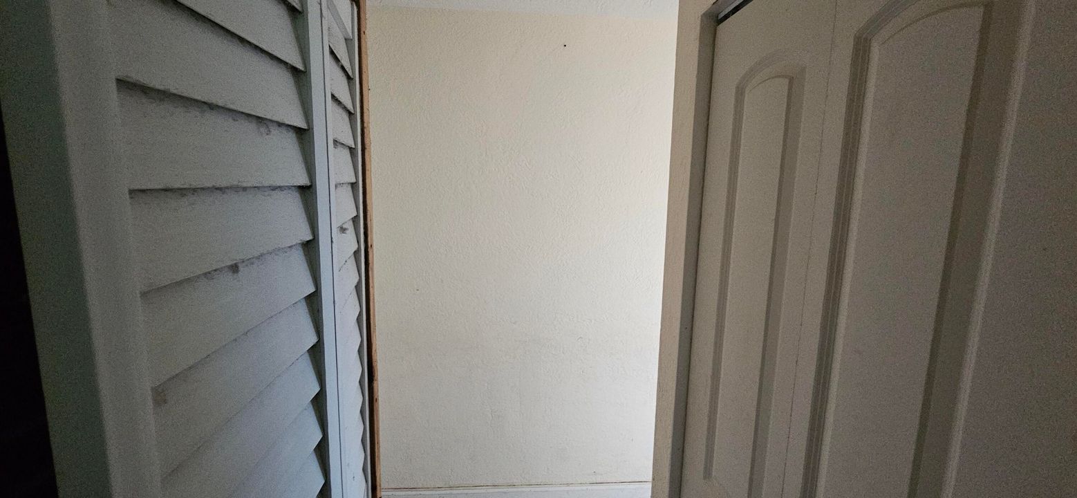 合同活跃: $240,000 (3 贝兹, 1 浴室, 864 平方英尺)