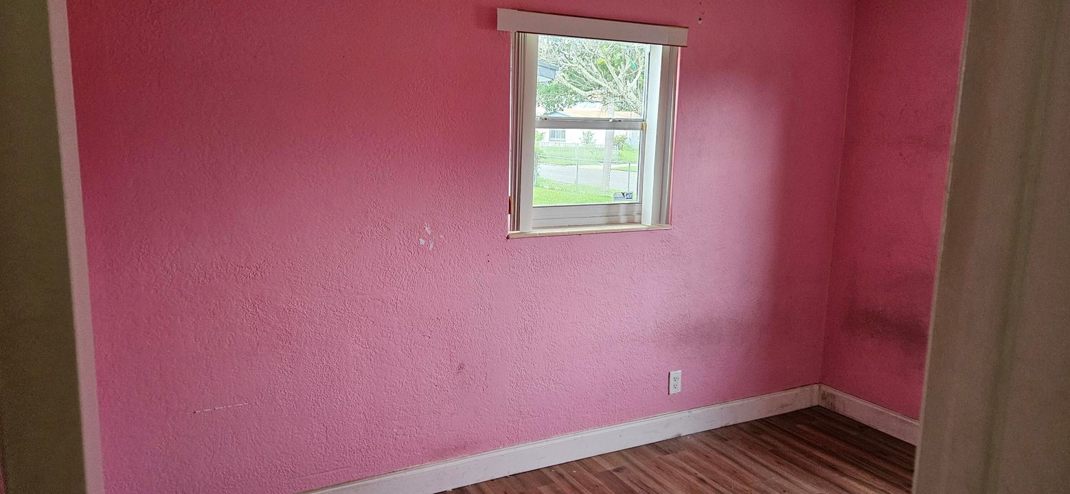 合同活跃: $240,000 (3 贝兹, 1 浴室, 864 平方英尺)