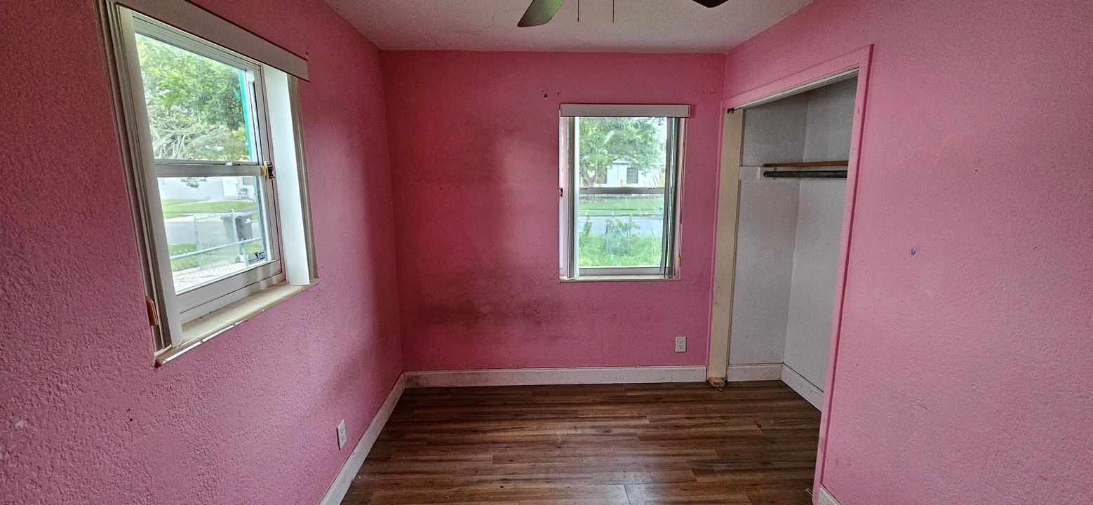 合同活跃: $240,000 (3 贝兹, 1 浴室, 864 平方英尺)