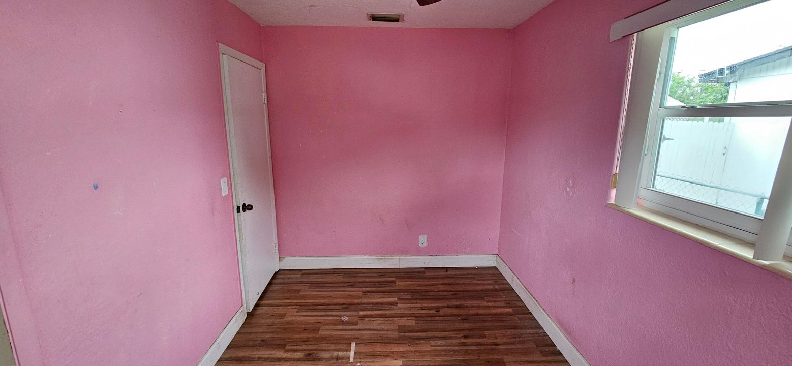 合同活跃: $240,000 (3 贝兹, 1 浴室, 864 平方英尺)