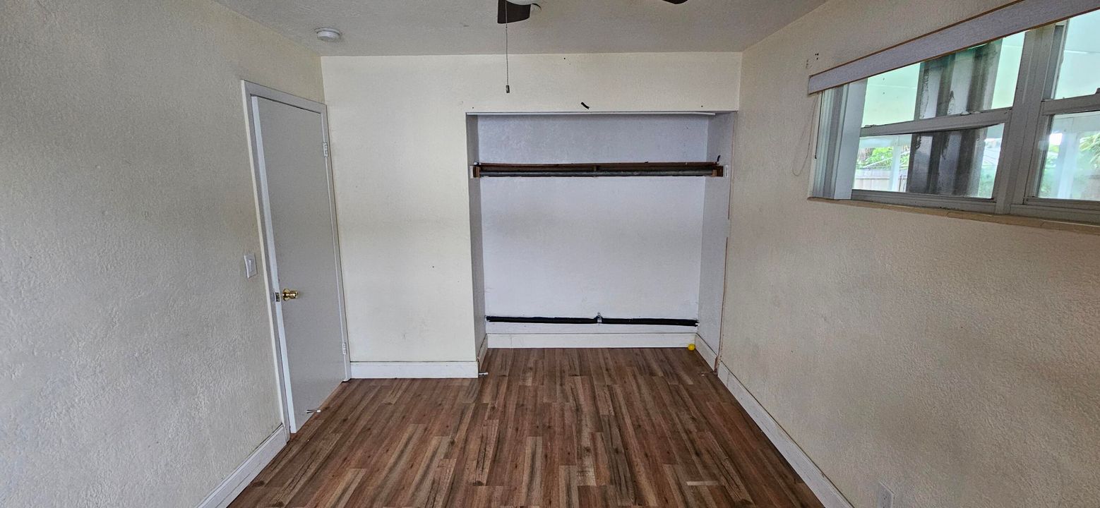 合同活跃: $240,000 (3 贝兹, 1 浴室, 864 平方英尺)