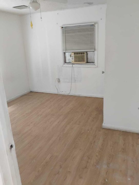 На продажу: $145,500 (2 спален, 1 ванн, 777 Квадратных фут)