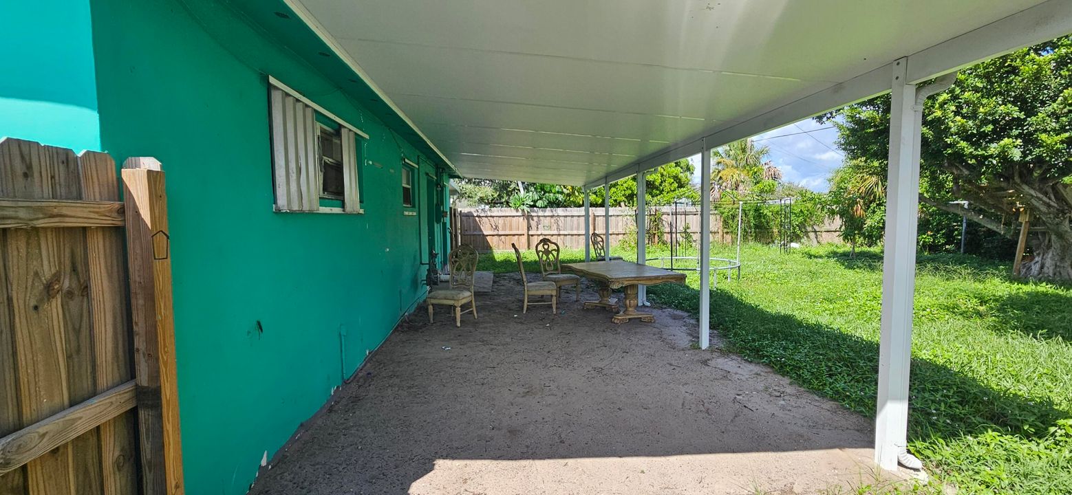 合同活跃: $240,000 (3 贝兹, 1 浴室, 864 平方英尺)