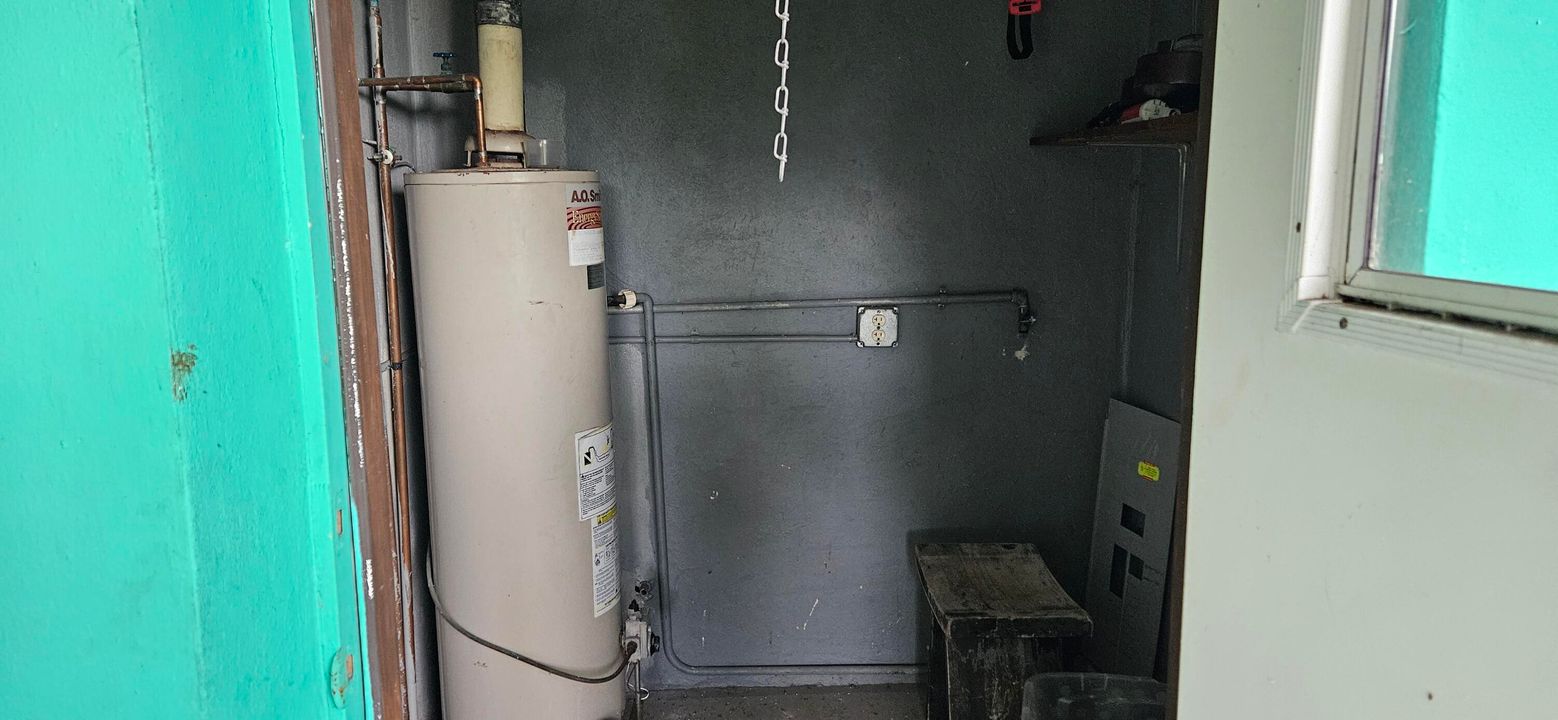 合同活跃: $240,000 (3 贝兹, 1 浴室, 864 平方英尺)