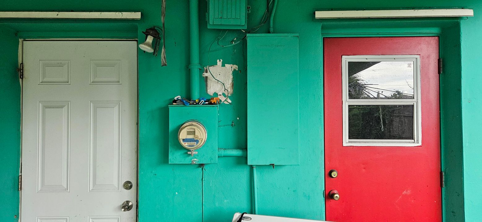 合同活跃: $240,000 (3 贝兹, 1 浴室, 864 平方英尺)