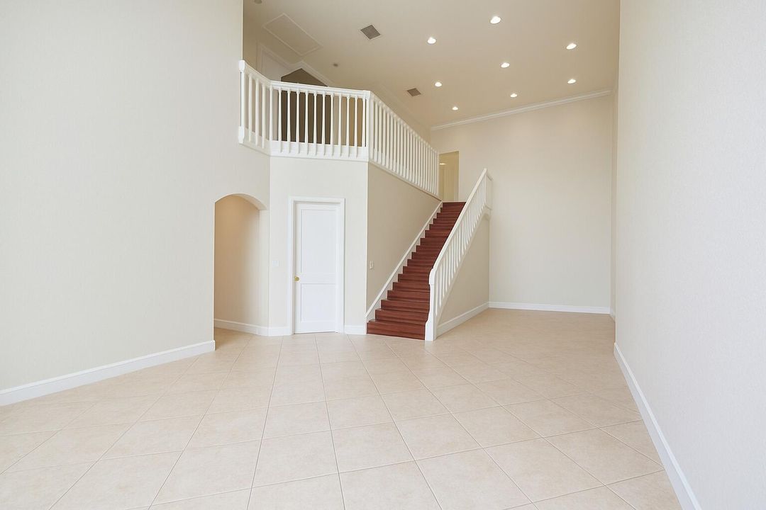 合同活跃: $3,500 (4 贝兹, 3 浴室, 2501 平方英尺)