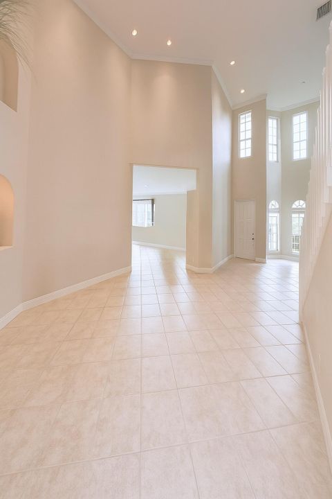 合同活跃: $3,500 (4 贝兹, 3 浴室, 2501 平方英尺)