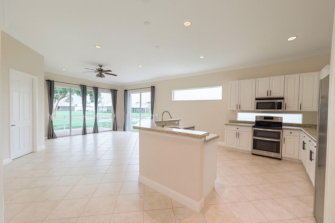 合同活跃: $3,500 (4 贝兹, 3 浴室, 2501 平方英尺)