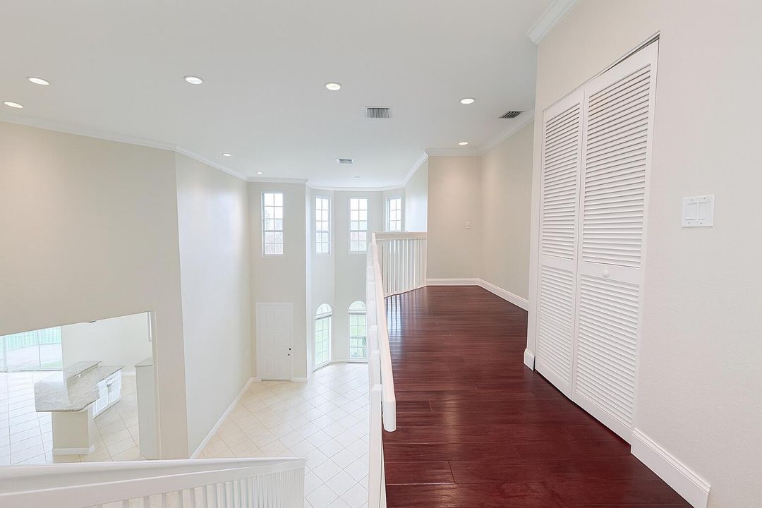 合同活跃: $3,500 (4 贝兹, 3 浴室, 2501 平方英尺)