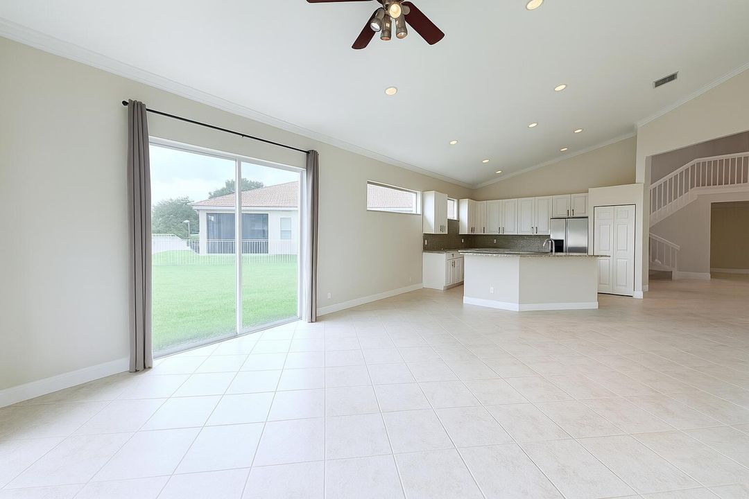 合同活跃: $3,500 (4 贝兹, 3 浴室, 2501 平方英尺)