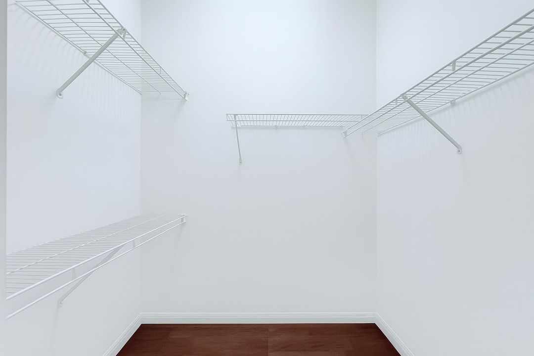 合同活跃: $3,500 (4 贝兹, 3 浴室, 2501 平方英尺)