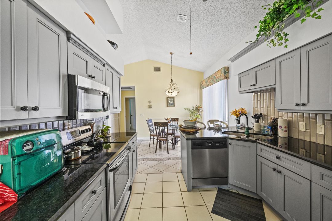 Под контрактом: $374,900 (3 спален, 2 ванн, 1687 Квадратных фут)