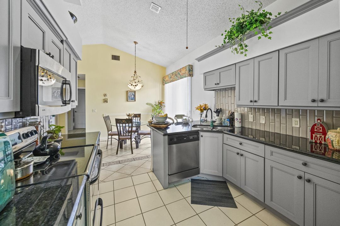 Под контрактом: $374,900 (3 спален, 2 ванн, 1687 Квадратных фут)