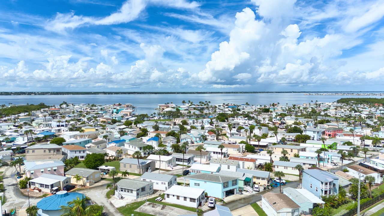 For Sale: $409,000 (2 beds, 2 baths, 700 Square Feet)