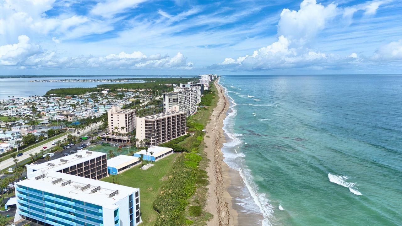 For Sale: $409,000 (2 beds, 2 baths, 700 Square Feet)